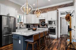 The Boulevardier~Hot Tub, Fire Pit, Mini Golf, BBQ - Image 2