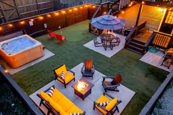 The Paddock~Hot Tub, Fire Pit, Mini Golf, Walkable - Image 1
