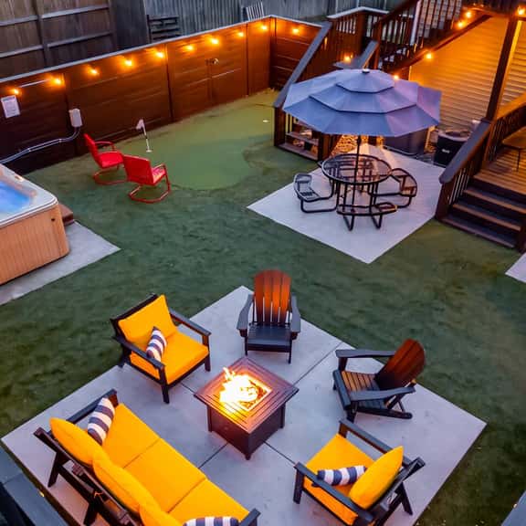 The Paddock~Hot Tub, Fire Pit, Mini Golf, Walkable - Image 1