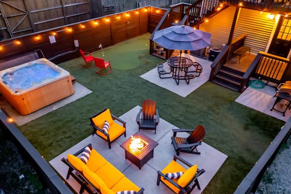 The Paddock~Hot Tub, Fire Pit, Mini Golf, Walkable - Image 1